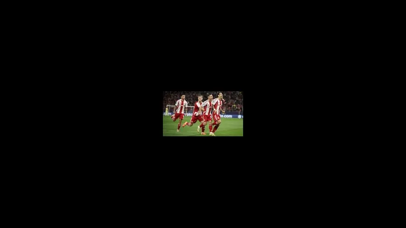Cầu thủ của Olympiacos đang nỗ lực chặn đứng pha tấn công của đối thủ Kairat Almaty