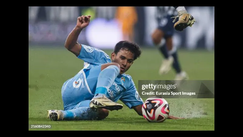 Cầu thủ của Sporting Cristal dẫn bóng vượt qua cầu thủ của Alianza Lima trong trận đấu.