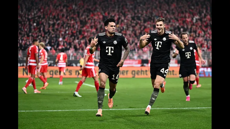 Cầu thủ của Union Berlin đang cố gắng ngăn chặn cầu thủ của Bayern Munich tiếp cận khung…