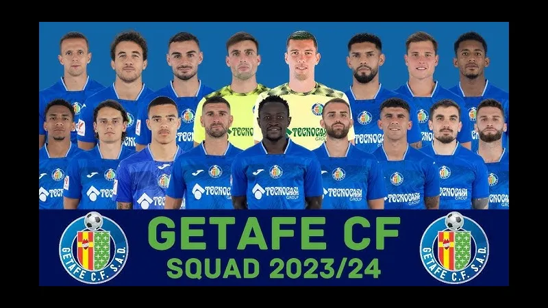 Cầu thủ Alaves và Getafe đang tranh chấp quả bóng trên sân