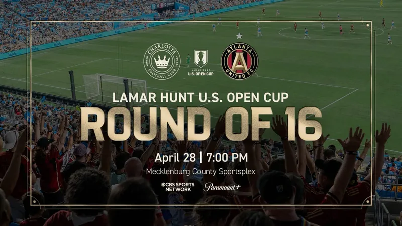 Cầu thủ Charlotte và Atlanta United tranh chấp bóng trên sân